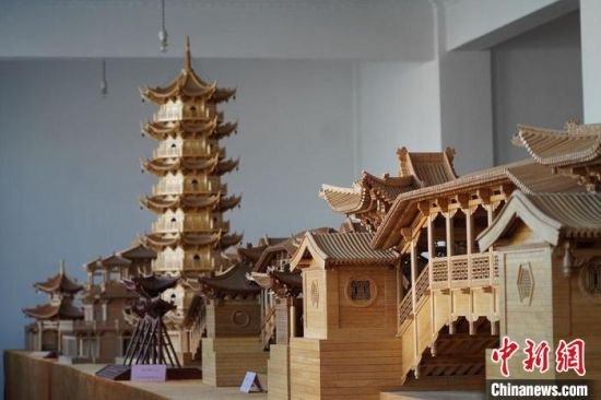 圖為古建筑模型制作技藝傳習(xí)所展廳內(nèi)的微縮古建筑作品?！【琶赖┰?　攝