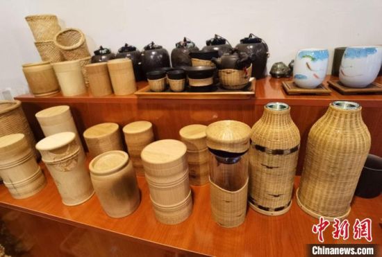 圖為展陳的一件件精致可愛的竹編農(nóng)具工藝品?！●T志軍 攝