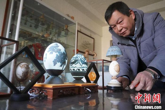 圖為吳義澤展示的最新創(chuàng)作的蛋雕作品?！【琶赖ぴ?攝