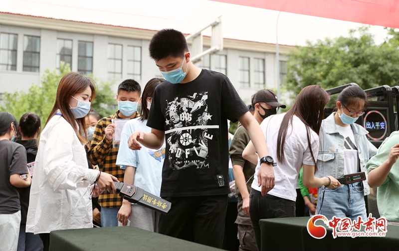 甘肅省超額完成 中小學(xué)“建宿舍擴食堂增學(xué)位”任務(wù)