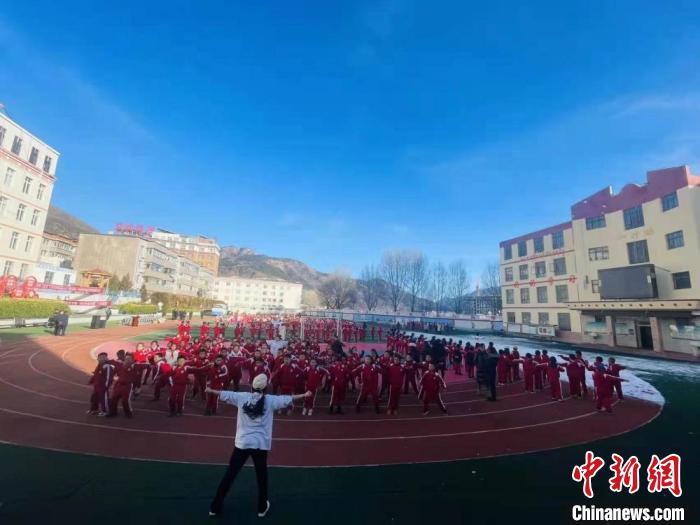 圖為街舞老師教授藏族學(xué)子跳街舞?！￡惿菩?攝