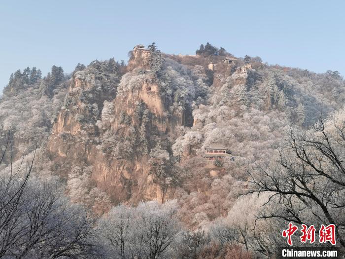 圖為崆峒山霧凇景色?！⌒煺袢A 攝
