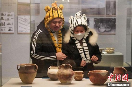 圖為市民戴虎頭帽在博物館內(nèi)參觀。九美旦增 攝
