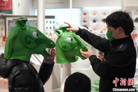 圖為“神馬來了”銅奔馬頭套。　九美旦增 攝