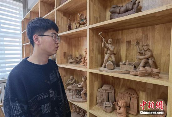 圖為學生介紹作品。 劉玉桃 攝