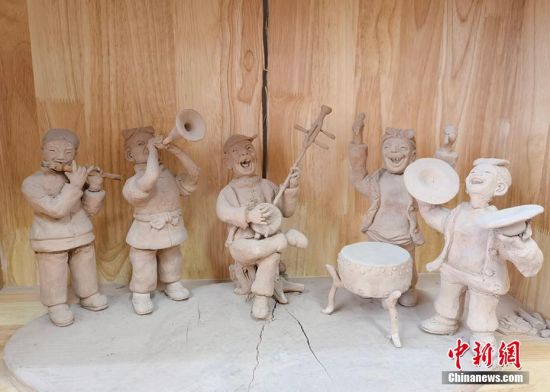 圖為泥塑作品展現(xiàn)人們娛樂場景。 劉玉桃 攝