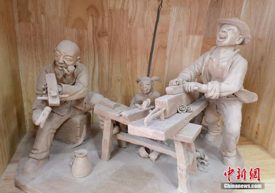 圖為泥塑作品。 劉玉桃 攝