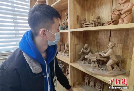 圖為學生欣賞泥塑作品。 劉玉桃 攝