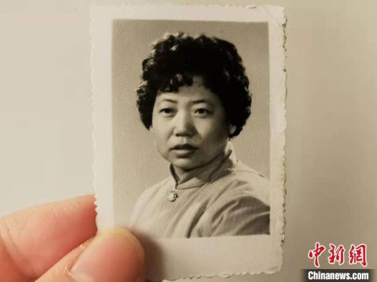 圖為20世紀(jì)80年代，蘭州照相館拍攝的人物肖像照，如今仍然有很多人選擇拍攝這樣的照片留作紀(jì)念?！⊥跄劣?攝