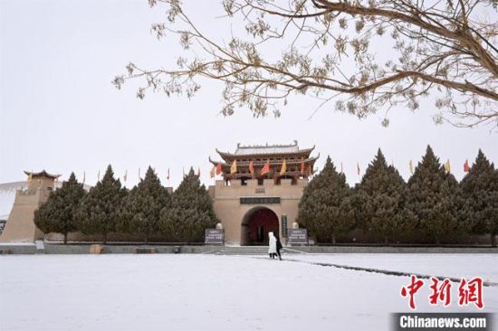 圖為2月17日，游人在鳴沙山月牙泉景區(qū)內(nèi)體驗大漠雪景。　敦煌市文旅局供圖