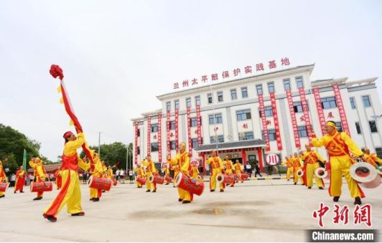 2021年6月30日，蘭州太平鼓教育保護(hù)實(shí)踐基地啟動儀式在蘭州新區(qū)舉行。(資料圖) 高展 攝