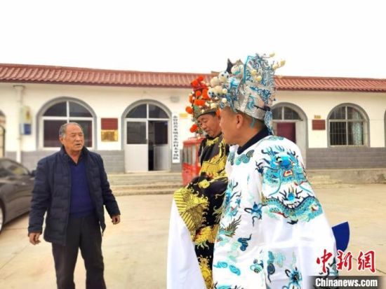 圖為69歲的“苦水高高蹺”國家級傳承人巨海全(左一)，叮囑徒弟們高高蹺練習(xí)技巧要領(lǐng)。　閆姣 攝