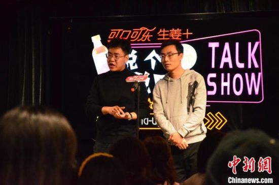 圖為脫口秀演員搭檔表演?！钅?攝