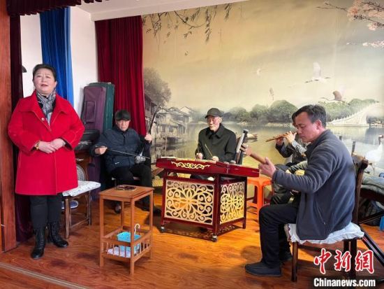 圖為蘭州鼓子表演者王常玉登臺演唱，她是這項入列國家級非物質(zhì)文化遺產(chǎn)的曲藝表演者中，為數(shù)不多的女演員。　張煜曼 攝