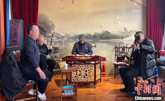 圖為蘭州鼓子愛好者在傳習所內(nèi)互相搭檔上臺演出?！堨下?攝