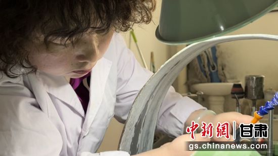 夜光杯制作學(xué)徒謝小琴坦言，雖工作枯燥，但是能夠掌握國家級(jí)非遺技藝是很自豪的。王牧雨 攝