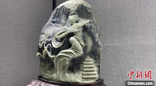 圖為李學(xué)平的玉雕作品?！「攥?攝