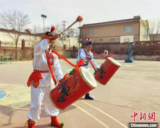 圖為劉玉均(右一)身穿青花服與隊(duì)員一起練習(xí)動(dòng)作?！堟?攝