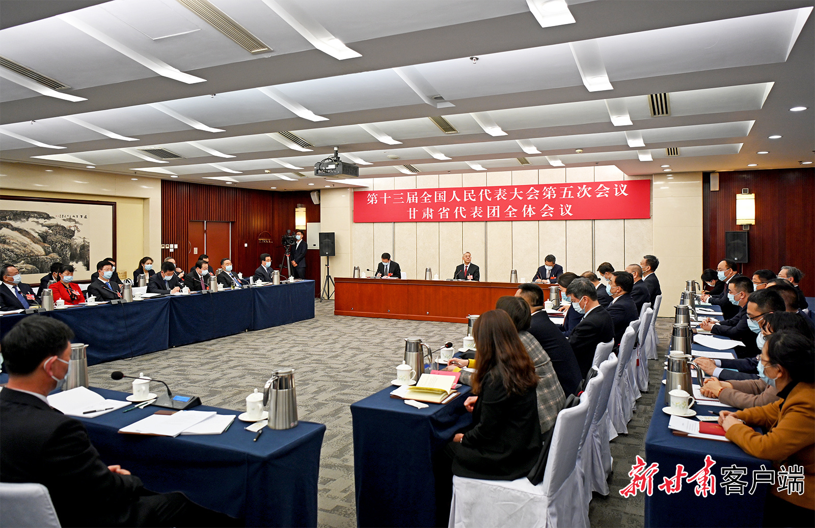 甘肅代表團(tuán)舉行全體會(huì)議，尹弘主持并講話
