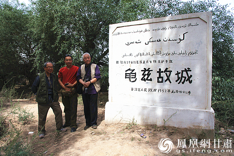 庫(kù)車(chē)是古代龜茲語(yǔ)，意為“龜茲人的城”，乃絲綢之路重鎮(zhèn)。2016年，蘇朗（右）、文巖（左）等藝術(shù)家前往庫(kù)車(chē)龜茲故城遺址采風(fēng)。楊文遠(yuǎn) 攝