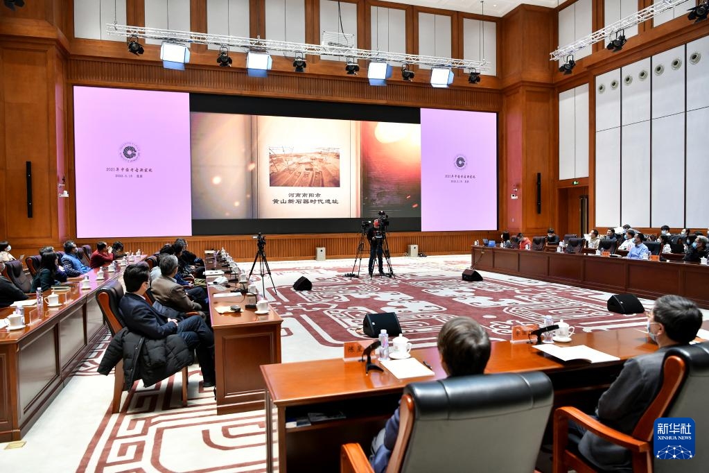 3月18日，在“中國(guó)社會(huì)科學(xué)院考古學(xué)論壇·2021年中國(guó)考古新發(fā)現(xiàn)”上，參會(huì)人員觀看宣傳視頻。