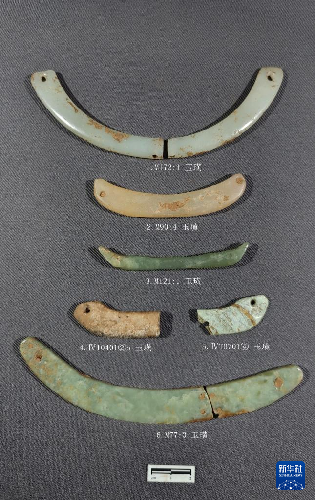 河南南陽(yáng)市黃山新石器時(shí)代遺址出土的屈家?guī)X文化玉璜（資料圖）。