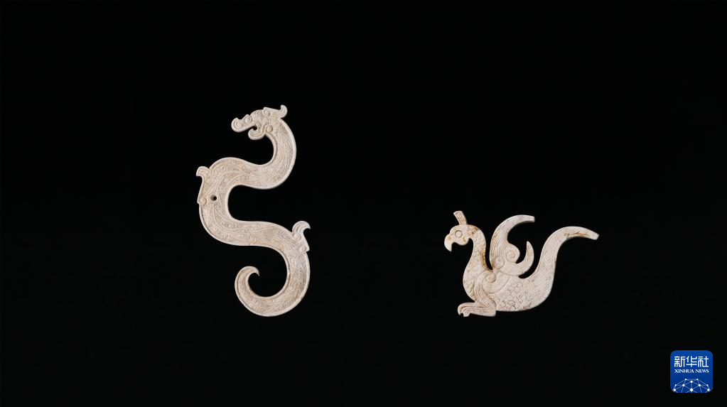 江西樟樹市國(guó)字山戰(zhàn)國(guó)墓葬出土玉龍、玉鳳（資料圖）。