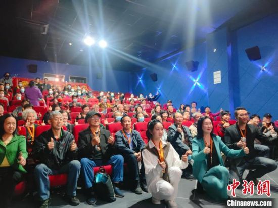《浴血誓言》主創(chuàng)團隊與到場的紅軍后代合影?！￡愡x斌 攝