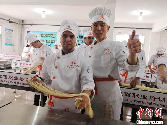 圖為外國留學(xué)生學(xué)習(xí)牛肉面的制作。(資料圖) 史靜靜 攝
