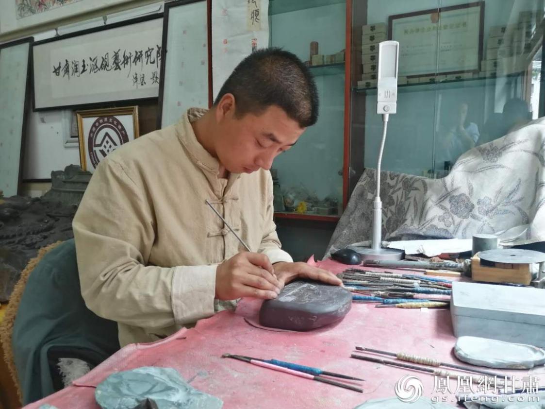 洮硯制作技藝第六代傳人、國家藝術(shù)基金資助青年藝術(shù)家、正高級洮硯雕刻藝術(shù)師李江平十年如一日專注于洮硯制作 圖源自網(wǎng)絡