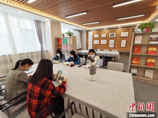 近日，在國(guó)網(wǎng)甘肅電力黨校職工書屋，正在舉行青年職工讀書交流活動(dòng)?！⌒煅?攝