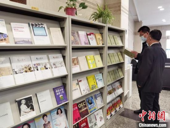 圖為國(guó)網(wǎng)甘肅電力黨校的職工書架。　徐雪 攝