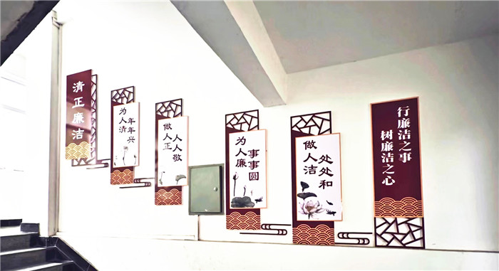 1650789077940551.jpg 圖為成縣鐔河鄉(xiāng)政府機(jī)關(guān)走廊廉政文化墻.jpg
