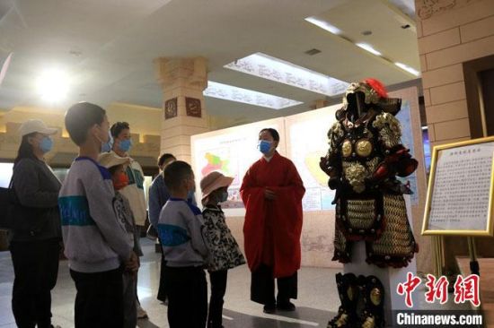 該“唐朝明光鎧”吸引游人圍觀，盡顯中國古代工匠獨特設計和傳統(tǒng)甲胄文化的魅力。　張曉亮 攝