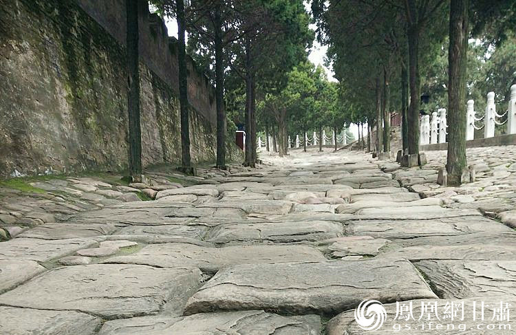 司馬遷祠的山崗下面有一段司馬古道，石條為北宋時(shí)鋪設(shè)，歷經(jīng)800余年的雨水沖刷、風(fēng)化、人走車碾，石條上的車轍印是這里曾經(jīng)繁華的歷史見證，又好像昭示太史公一生的坎坷與悲壯。楊文遠(yuǎn) 攝