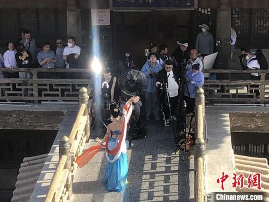 圖為5月以來，“奧大?！敝辈ガF(xiàn)場引游客圍觀?！《鼗褪形麄鞑抗﹫D