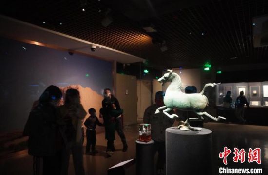 甘肅省博物館展出的“銅奔馬”吸引觀眾拍照留影。