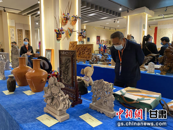 來自全省的近800件作品進入專家評審環(huán)節(jié)，作品涵蓋雕塑雕刻、漆器、工藝花畫等多個類別。徐雪 攝