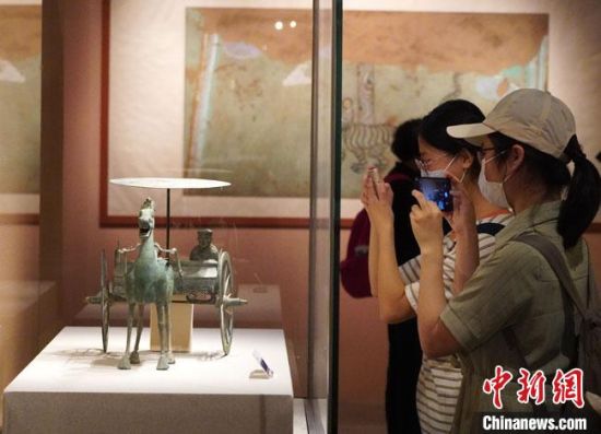 圖為參觀者參觀“大道攸歸：五涼文化展”展陳文物?！【琶赖┰?攝