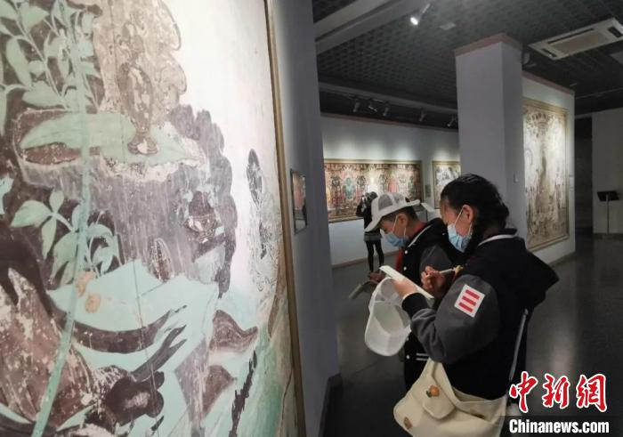 圖為學(xué)生參觀敦煌藝術(shù)館。(資料圖) 蘭州大學(xué)附屬學(xué)校供圖