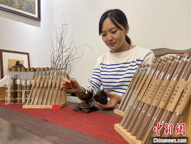 圖為魯雯展示燃香禮儀。　高瑩 攝