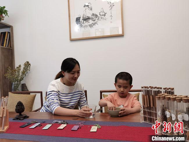 圖為魯雯為小學員授課和培訓?！●T志軍 攝
