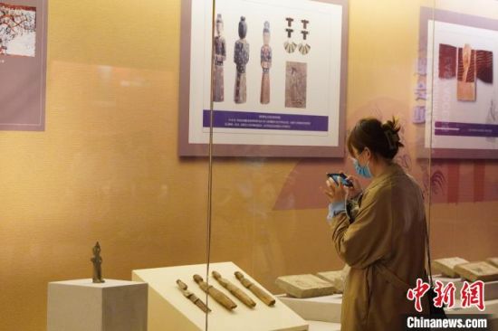 圖為游客在博物館內(nèi)有序參觀，感受五涼文化。　九美旦增 攝