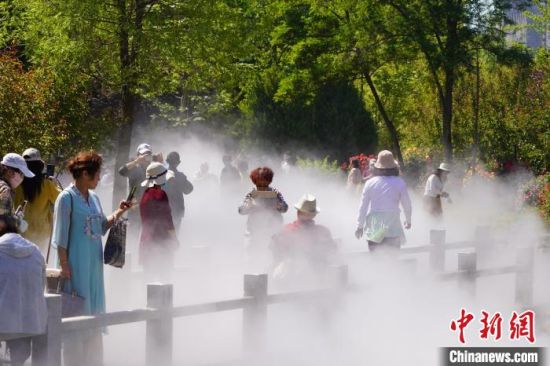 蘭州市寓言故事園化身“瑤池”仙境美景，吸引不少市民前來觀賞、拍照?！【琶赖┰?攝