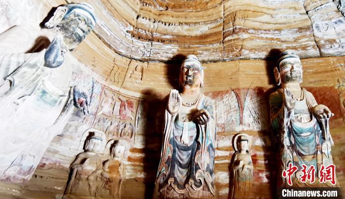 北石窟寺窟內(nèi)造像因受水顯得斑駁?！“瑧c龍 攝