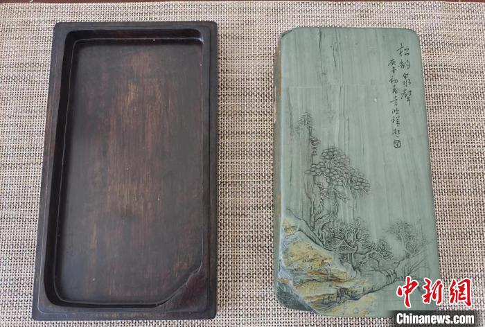 圖為甘肅甘南州洮硯藝人為提升洮硯文化內(nèi)涵，制作“一盒一拓”成品展示。(資料圖) 張婧 攝