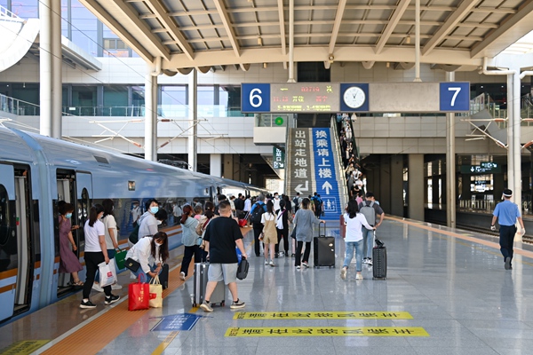 暑運大幕開啟。蘭州鐵路局供圖