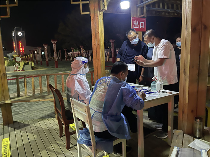 臨夏州紀(jì)委監(jiān)委督查組在廣河縣高速路口監(jiān)督檢查疫情防控措施落實(shí)情況。.jpg