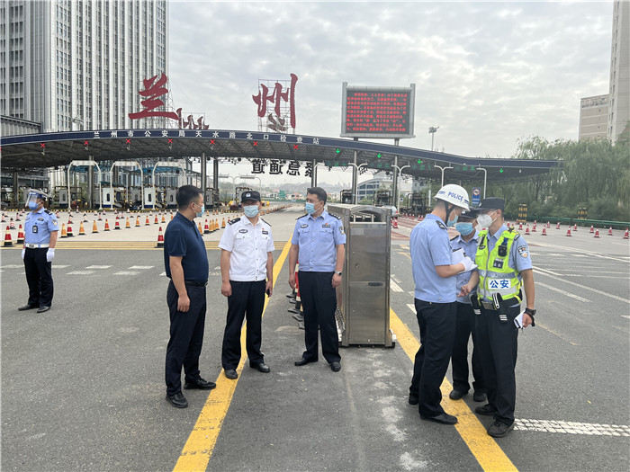 7月13日，蘭州市紀(jì)委監(jiān)委第四監(jiān)督檢查室聯(lián)合市紀(jì)委監(jiān)委派駐市公安局紀(jì)檢監(jiān)察組檢查環(huán)蘭檢查站疫情防控措施落實情況。.jpg