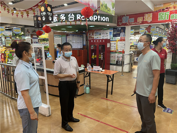 7月15日，酒泉市玉門市疫情防控督查組在隴商聯(lián)華超市監(jiān)督檢查疫情防控措施落實情況。 .jpg